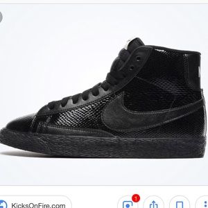 Nike blazer mid top sneaker- patent